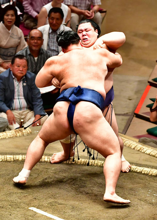 朝乃山（左）は押し出しで阿武咲を下す（撮影・小沢裕）