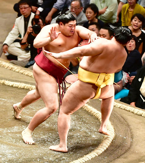 阿炎（左）は突き出しで遠藤を下す（撮影・小沢裕）