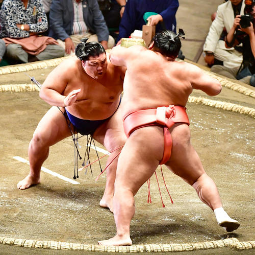 御嶽海（左）は押し出しで千代大龍を下す（撮影・小沢裕）
