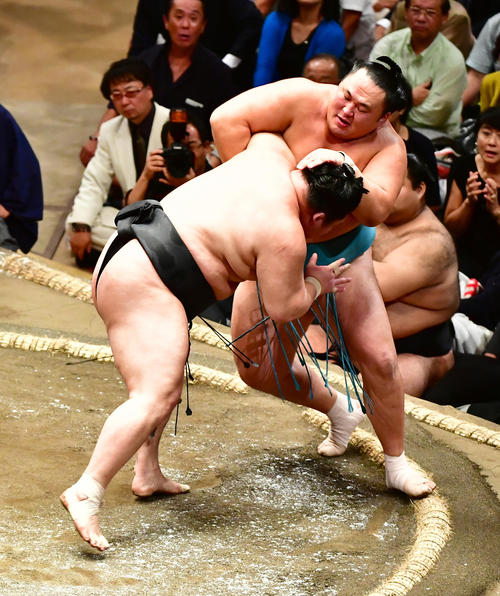 豪栄道（左）は寄り切りで玉鷲を下す（撮影・小沢裕）