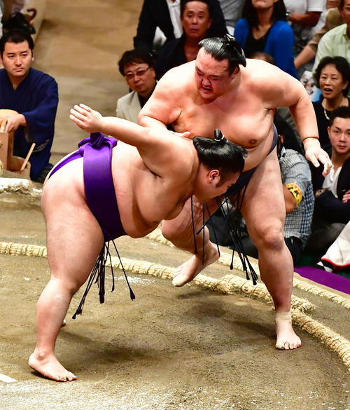 貴景勝（左）をいなす稀勢の里（撮影・小沢裕）