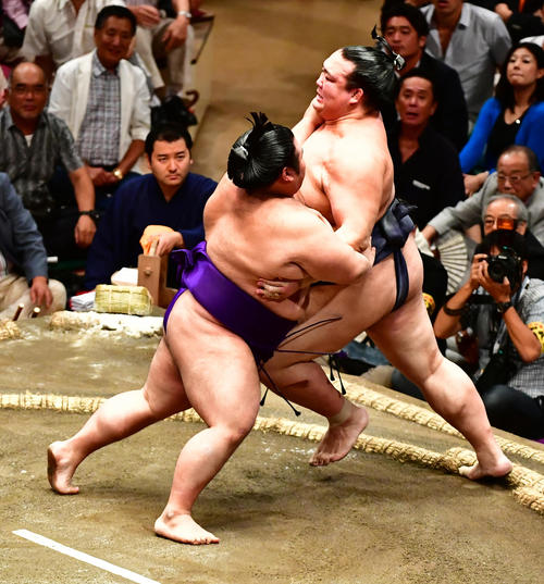 貴景勝（左）に土俵際へ追い込まれる稀勢の里（撮影・小沢裕）