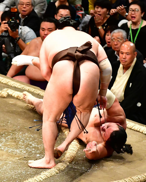 白鵬（左）は勢を上手出し投げで下（撮影・小沢裕）