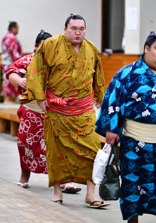 付け人たちに挟まれながら支度部屋をあとにする白鵬（撮影・小沢裕）