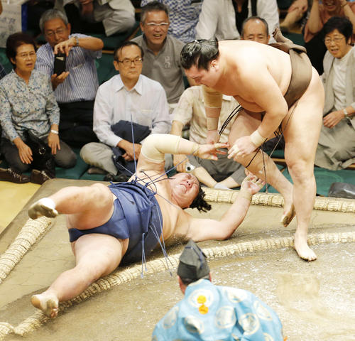 勢（左）を上手出し投げで倒す白鵬（撮影・河田真司）