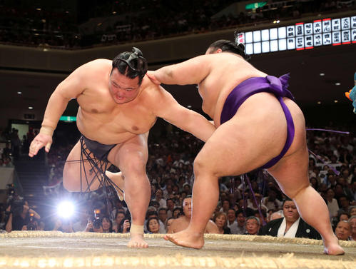貴景勝（右）の攻めを耐える稀勢の里（撮影・鈴木正人）
