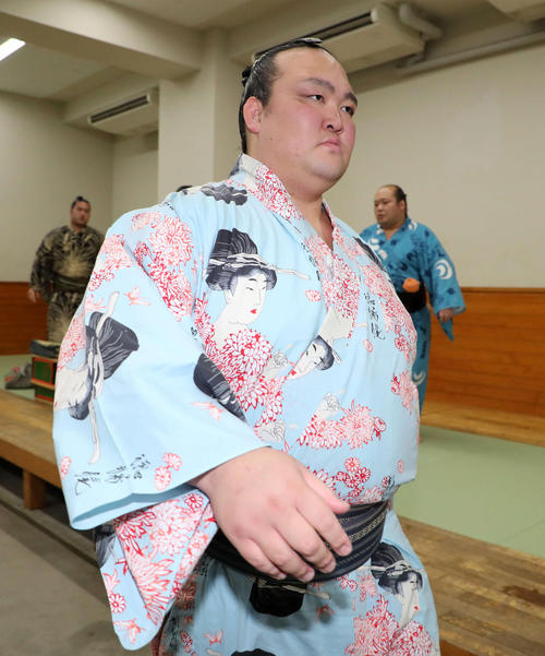 支度部屋を引き揚げる稀勢の里（撮影・鈴木正人）