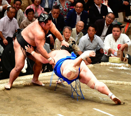松鳳山(左)は上手出し投げで琴奨菊を下す(撮影・小沢裕)