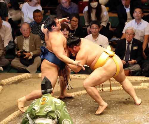千代の国(左)を押し出す遠藤(撮影・河野匠)