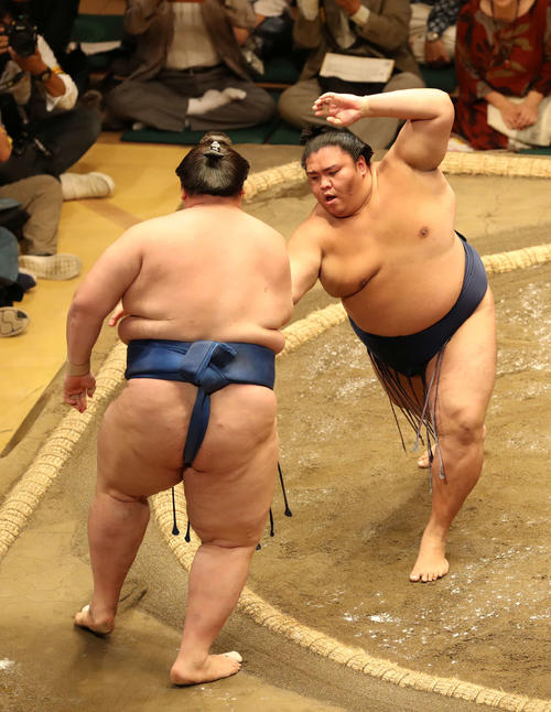 逸ノ城(左)を押し出す御嶽海(撮影・河野匠)