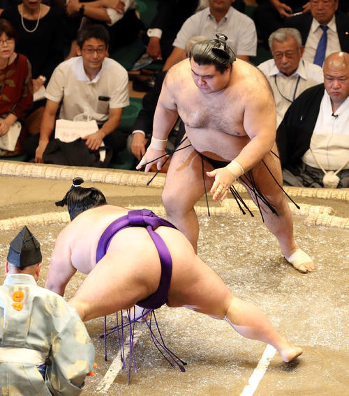 貴景勝(手前)を引き落とす高安(撮影・河野匠)