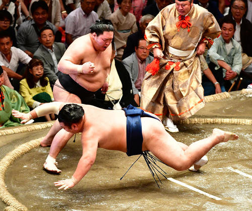 豪栄道は勢(手前)を引き落としで下す(撮影・小沢裕)