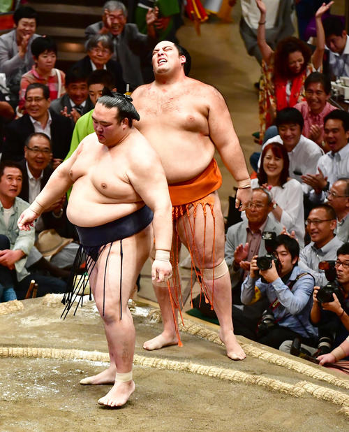 稀勢の里(左)は寄り切りで魁聖を下す(撮影・小沢裕)