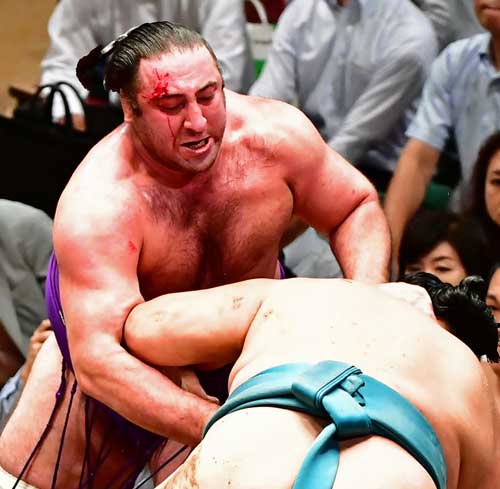 取り直しの一番で栃ノ心(左)は出血しながらも突き落としで玉鷲を下す(撮影・小沢裕)