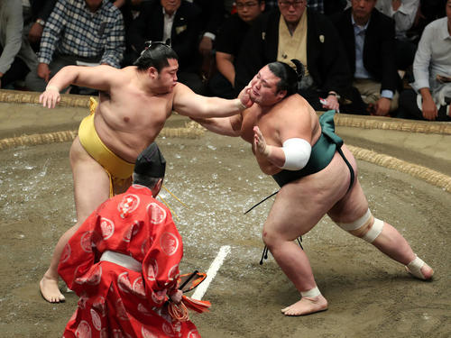 豊山（右）に激しく攻める遠藤（撮影・鈴木正人）