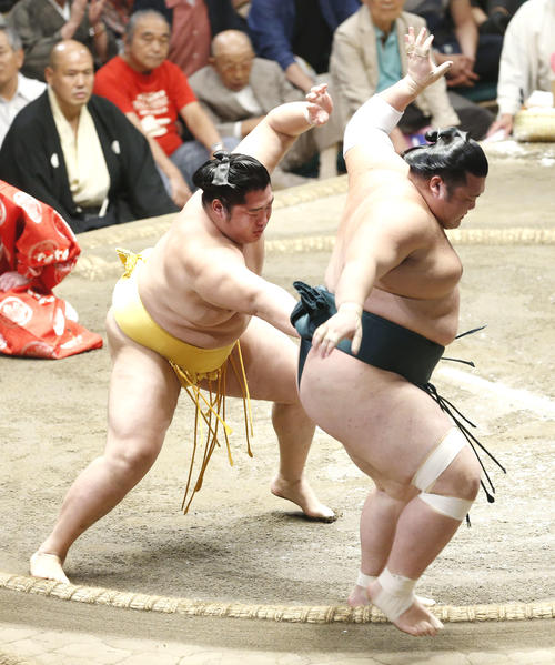 豊山（右）を突き出しで下す遠藤（撮影・河田真司）