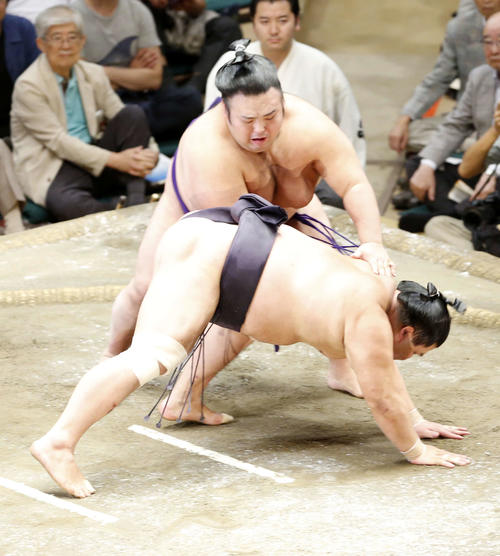 妙義龍（下）を引き落としで下す貴景勝（撮影・河田真司）