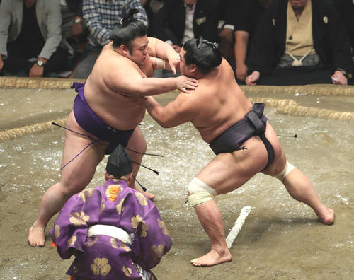 妙義龍（右）に激しく攻める貴景勝（撮影・鈴木正人）