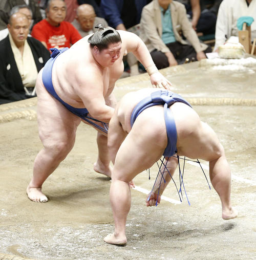 正代（右）をはたき込みで下す逸ノ城（撮影・河田真司）