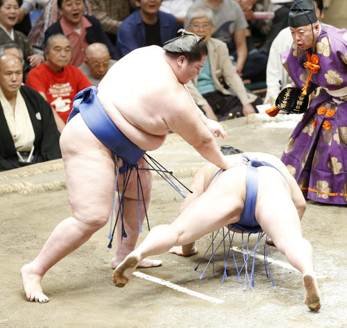 正代（右）をはたき込みで下す逸ノ城（撮影・河田真司）