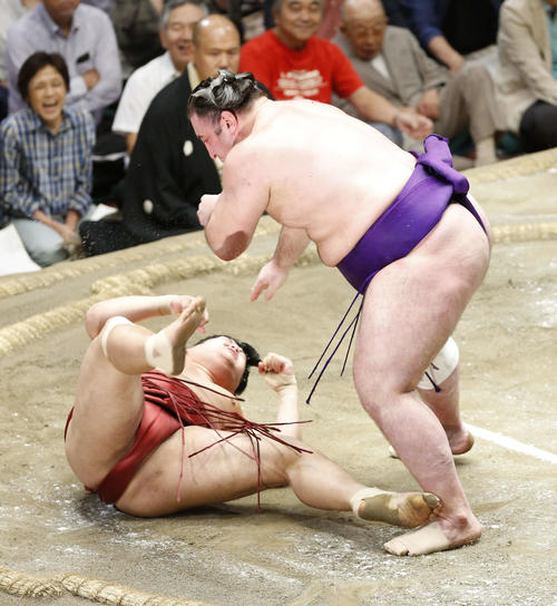 阿炎（下）を下手投げで下す栃ノ心（撮影・河田真司）