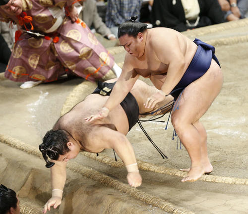高安（左）を突き落としで下す御嶽海（撮影・河田真司）