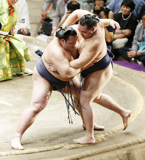 鶴竜（右）を寄り切りで下す稀勢の里（撮影・河田真司）