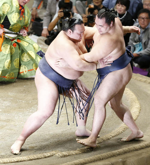 鶴竜（右）を寄り切りで下す稀勢の里（撮影・河田真司）