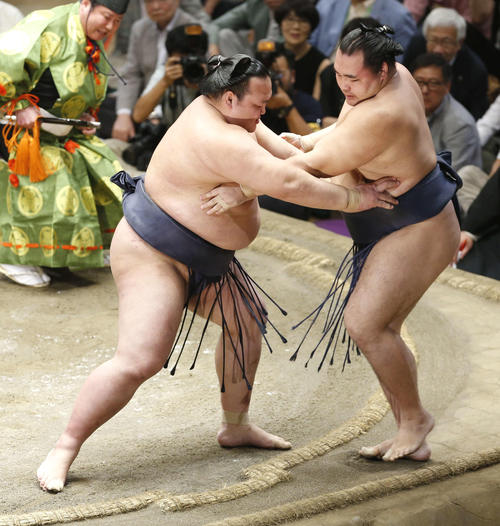 鶴竜（右）を寄り切りで下す稀勢の里（撮影・河田真司）
