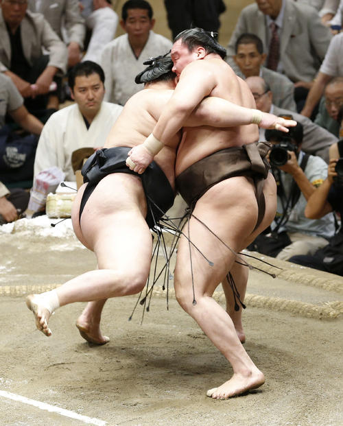 豪栄道（左）を上手投げで下す白鵬（撮影・河田真司）