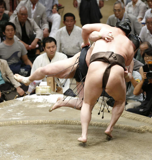 豪栄道（奥）を上手投げで下す白鵬（撮影・河田真司）