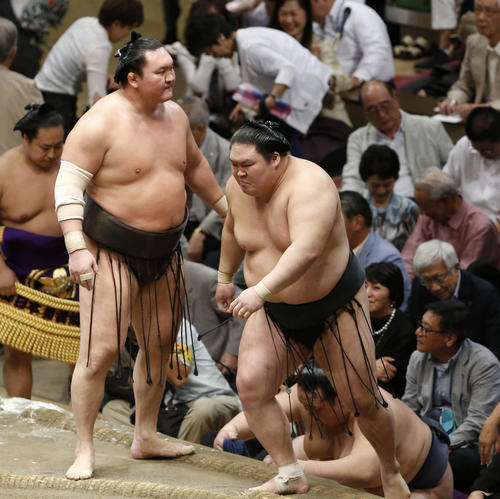 白鵬（左）に敗れ悔しい表情を浮かべる豪栄道（撮影・河田真司）
