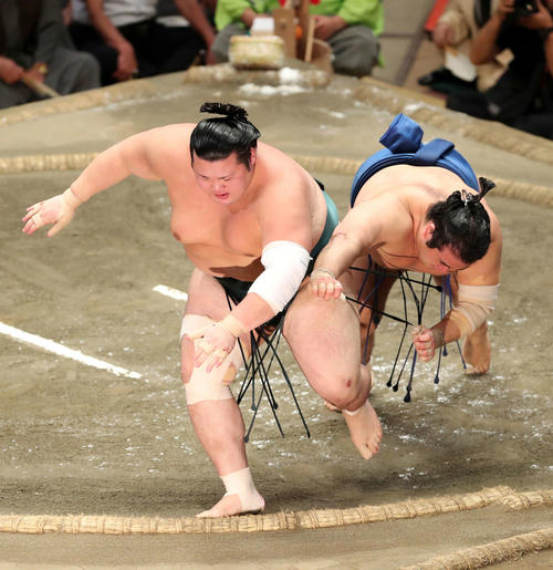 千代の国（右）をはたき込みで破る豊山（撮影・鈴木正人）
