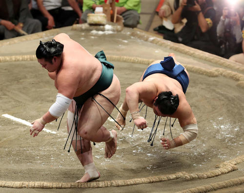 千代の国（右）をはたき込みで破る豊山（撮影・鈴木正人）