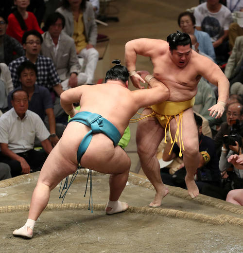遠藤（右）を押し出しで破る玉鷲（撮影・鈴木正人）