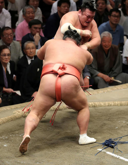 勢（後方）を押し出しで破る千代大龍（撮影・鈴木正人）
