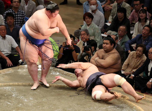妙義龍（右）を突き落としで破る逸ノ城（撮影・鈴木正人）