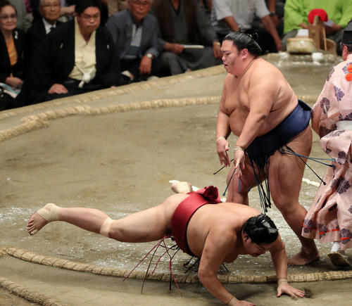 阿炎（下）をはたき込みで破る御嶽海（撮影・鈴木正人）