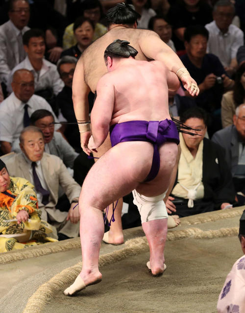 高安（後方）を送り出しで破る栃ノ心（撮影・鈴木正人）