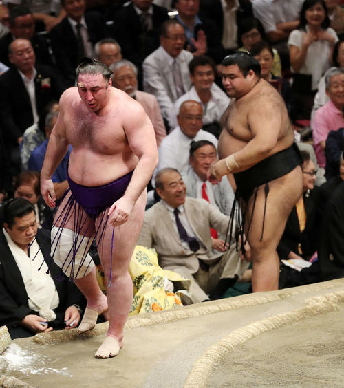 高安（右）を送り出しで破った栃ノ心（撮影・鈴木正人）
