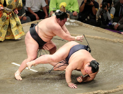 稀勢の里（下）を突き落としで破る豪栄道（撮影・鈴木正人）