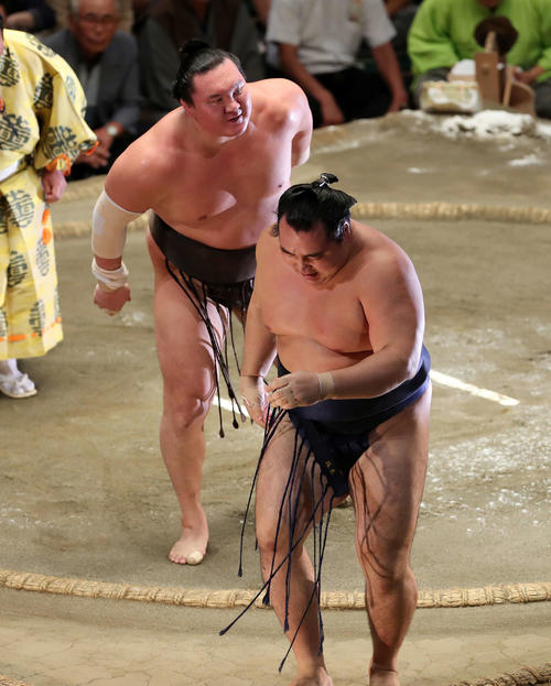 鶴竜（手前）を送り出しで破る白鵬（撮影・鈴木正人）