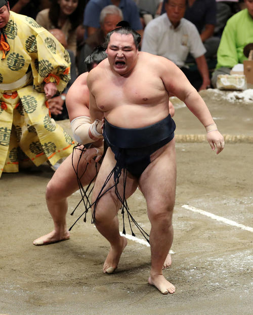 白鵬（後方）に極められ表情を崩す鶴竜（撮影・鈴木正人）