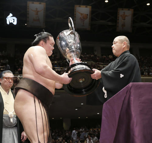 全勝優勝した白鵬は八角理事長（右）から賜杯を受け取る（撮影・河田真司）