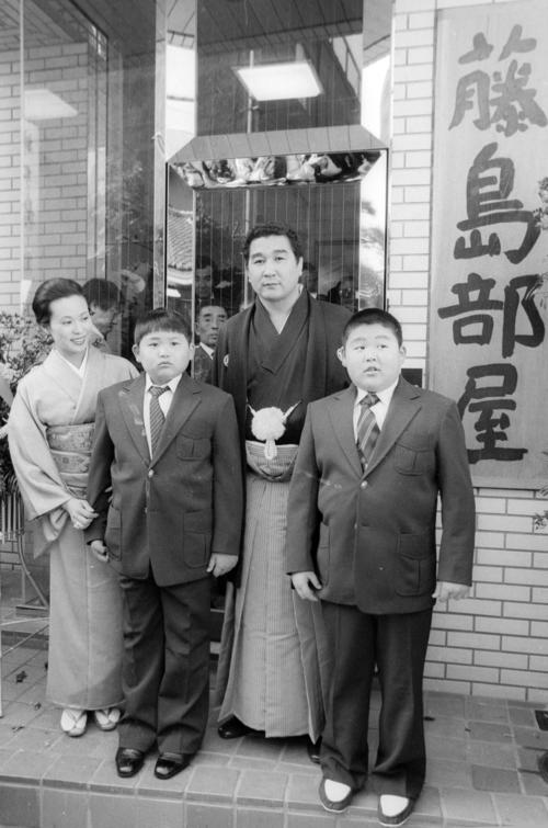82年2月、藤島部屋土俵開きで。藤島親方、母憲子さん、長男勝君（右端）と