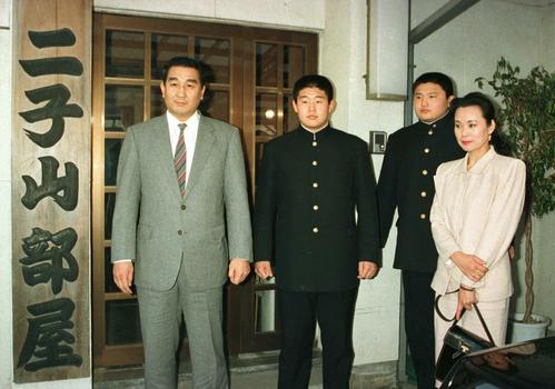 88年2月、角界入りのあいさつをする、左から藤島親方、花田勝、花田光司、花田憲子さん