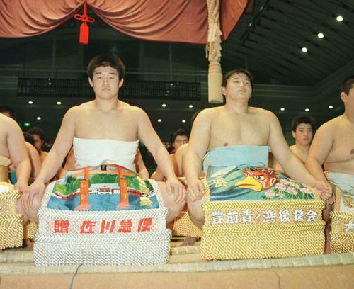 88年3月、一番出世で若花田（左）と