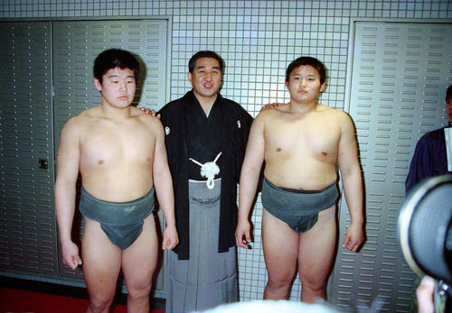 88年3月、3戦全勝で一番出世を決めた若花田（左）、貴花田（右）兄弟と父藤島親方