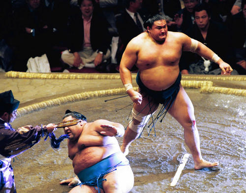 01年5月、優勝決定戦で武蔵丸（左）を上手投げで破り鬼の形相