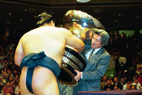 01年5月、「感動した！」。貴乃花（左）に内閣総理大臣杯を手渡す小泉純一郎首相